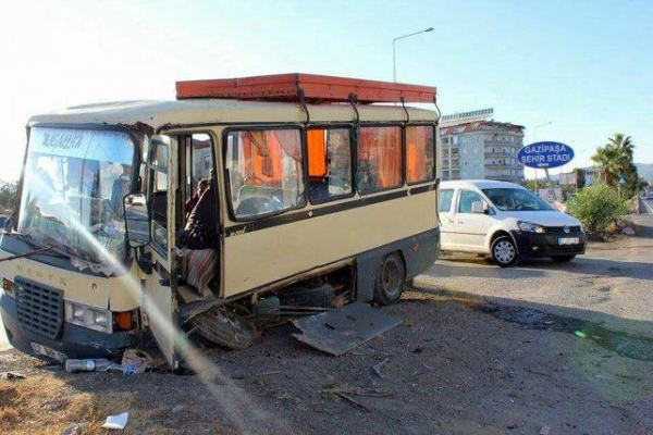 Antalya'da tarım işçilerini taşıyan minibüs kaza yaptı!