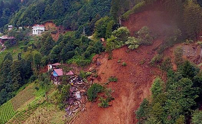 Rize'deki şiddetli yağış sonucu 10 ev yıkıldı!