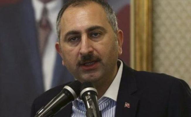 Adalet Bakanı kaldırıldı dedi o madde hâla anayasada!