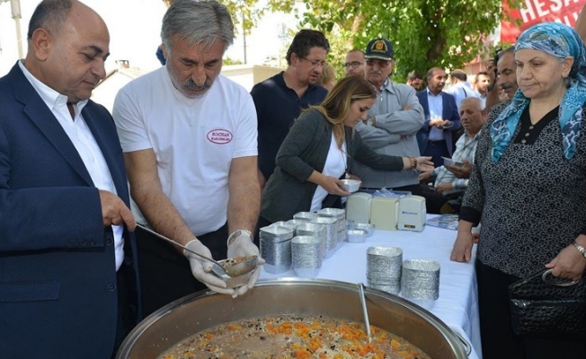 Çiğli’de aşure kazanı kaynadı
