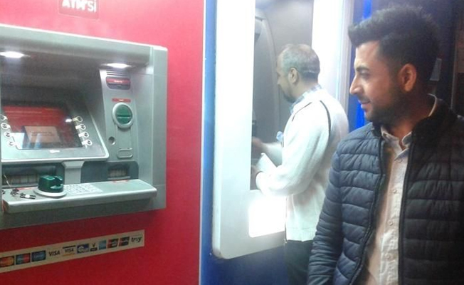 ATM'deki tuzağı farketti, dolandırılmaktan kurtuldu!