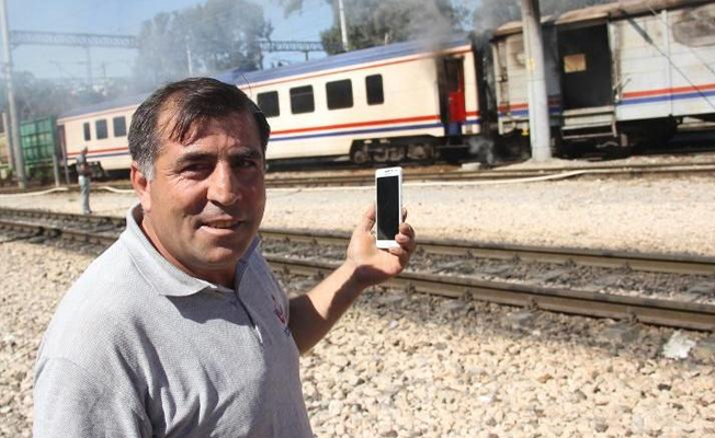 Tren yandı, meraklılar görüntü çekmek için birbiriyle yarıştı