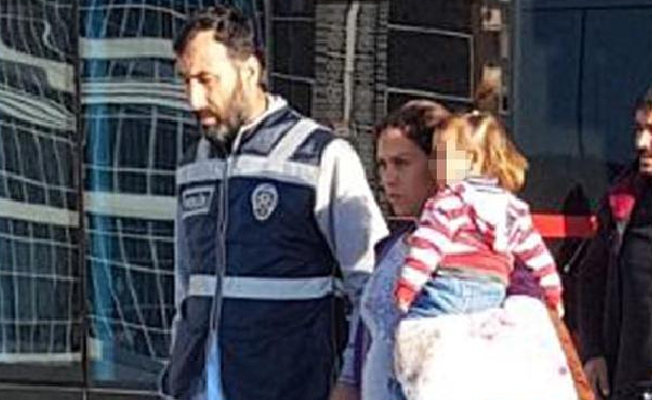 2 yaşındaki kızıyla cezaevine girdi