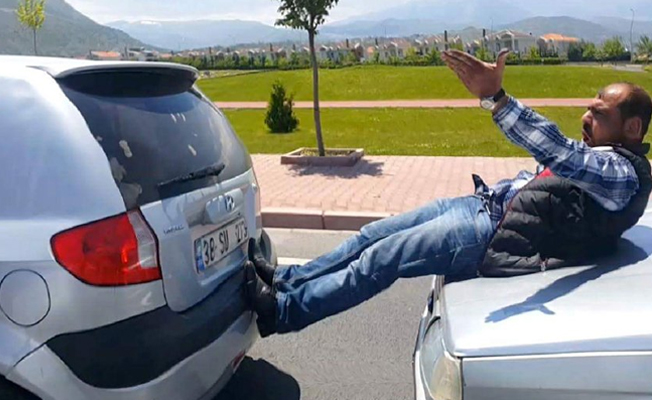 Çekme halatı yerine bacaklarını kullandı!