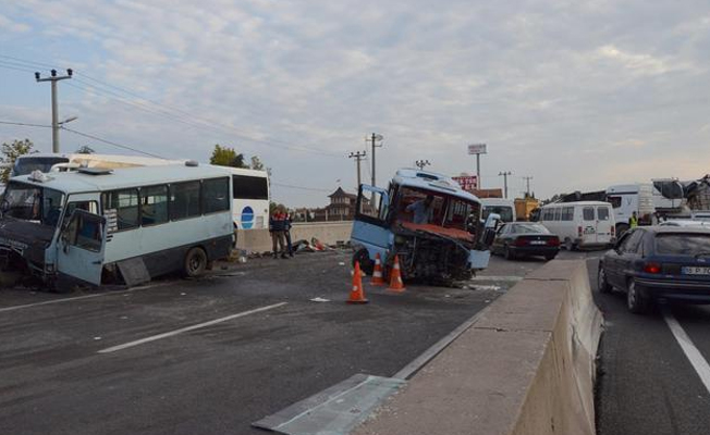 TIR, 2 yolcu minibüsüne çarptı: 8 yaralı