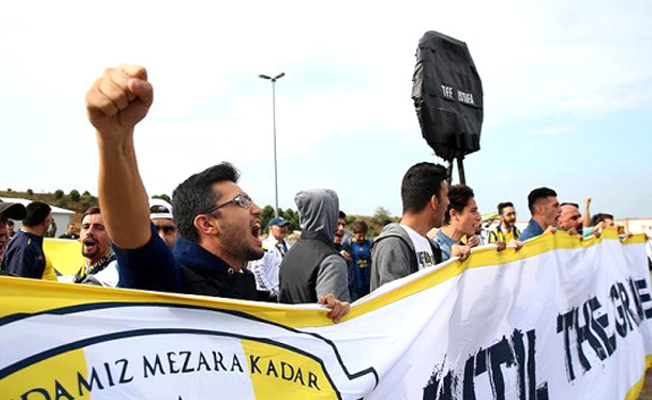 Fenerbahçeli taraftarlar TFF binasına yürüdü!