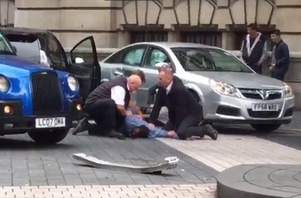 Yine terör mü? Londra'da araç kalabalığın arasına daldı
