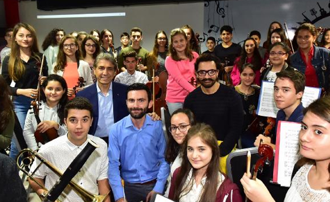 Aamir Khan Sulukule Orkestrası'na şeflik yaptı