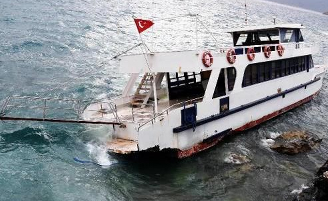 Rüzgarla karaya sürüklenen feribotta hasar gördü