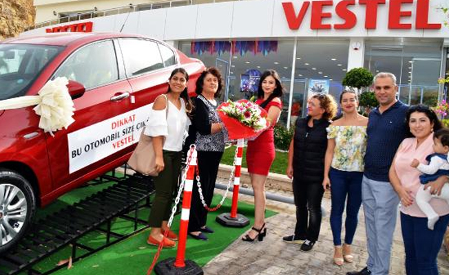 Alışveriş yapıp çekilişe katıldı, son model otomobil kazandı