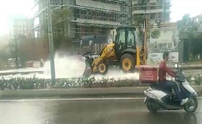 Kepçe su borusunu patlattı; cadde göle döndü