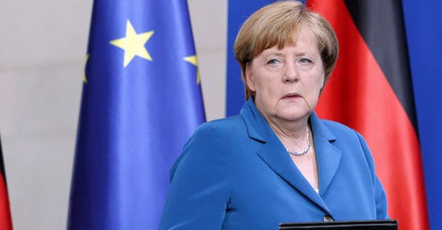 Merkel'den darbe girişiminin ardından Türkiye açıklaması