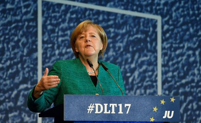 Merkel koalisyon için görüşeceği iki partiyi açıkladı