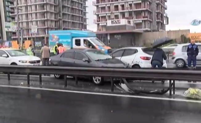 E-5'te zincirleme kaza: 4 araç birbirine girdi!