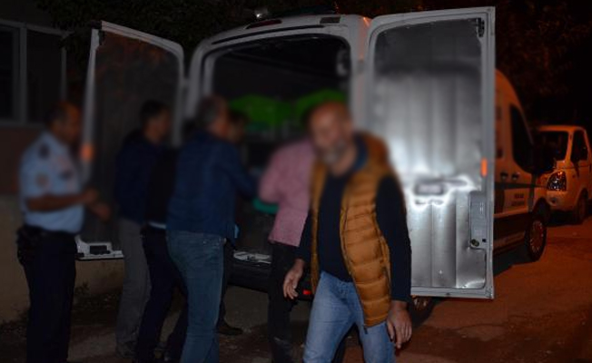 Eşini baltayla öldürdü