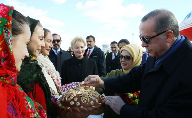 Ukrayna'da Erdoğan’a ekmekli karşılama