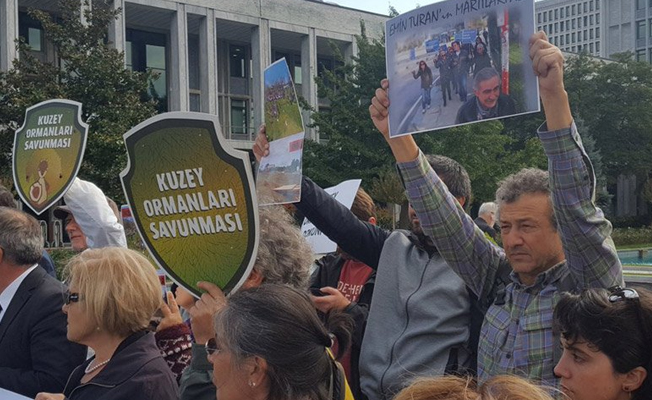 İBB önünde ağaç kesme protestosu