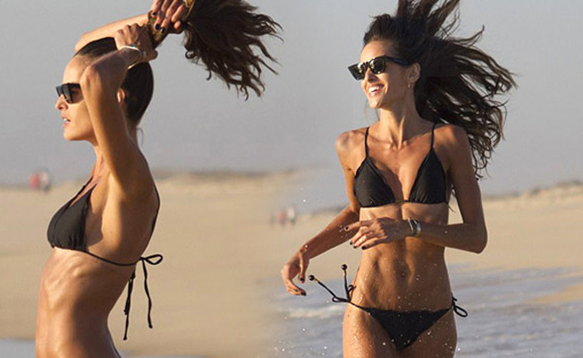 Victoria's Secret meleği, plajda gözleri şaşı etti