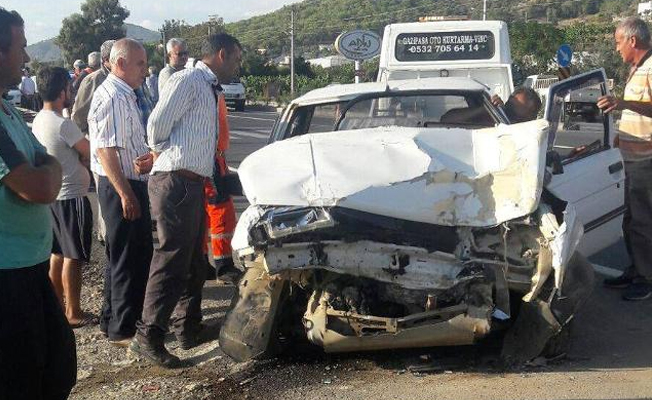 Antalya'da öğrenci servisiyle otomobil çarpıştı: 1 ölü, 9 yaralı