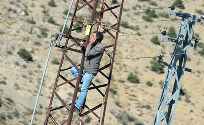 Telefonla konuşmak için elektrik direğine çıkıyorlar