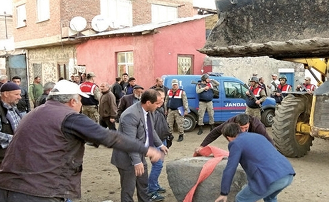Tarihi eser taşların üzerine oturup çay içmişler