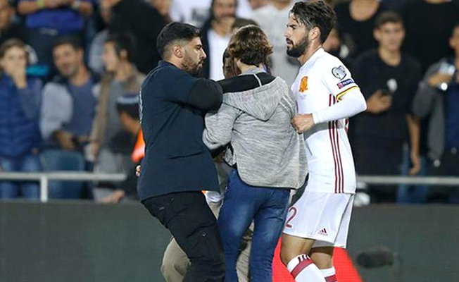 Dünyaca ünlü futbolcunun üstüne bıçakla koştu!