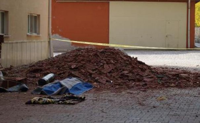61 yaşındaki inşaat işçisi 40 kiloluk yalıtım malzemesinin altında kaldı