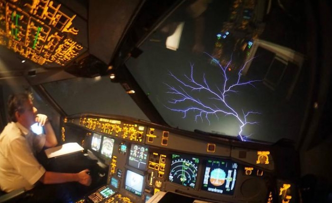 Pilot deklanşöre bastı, Aziz Elmo Ateşi görüntüye girdi