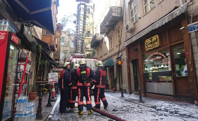 Taksim’de 6 katlı binada korkutan yangın!