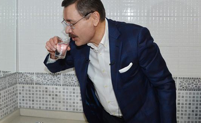 'Melih Gökçek birlikte çalıştığı personelle vedalaştı'