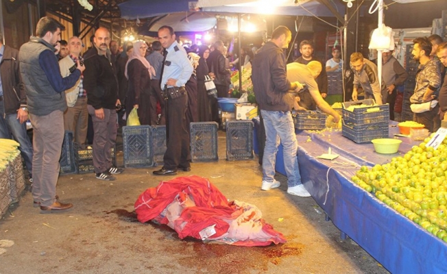 Emekli polis, 'mandalinalarını beğenmediği' 2 pazarcıyı vurdu