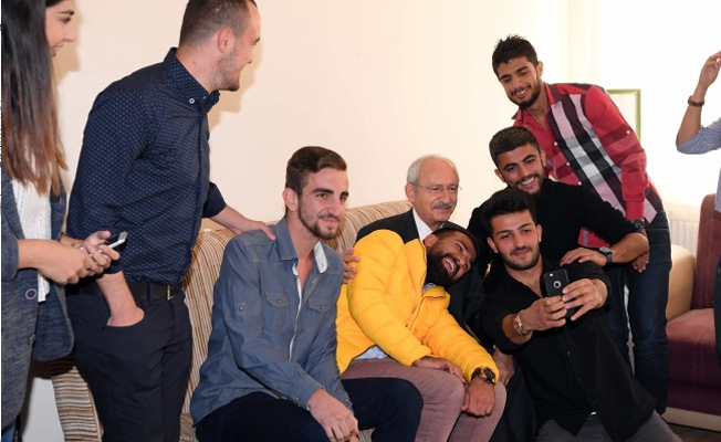 Kılıçdaroğlu öğrenci evine konuk oldu