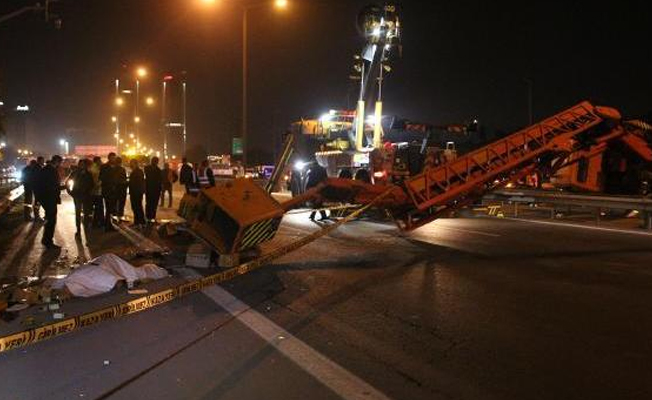 TEM Otoyolu'nda vinç devrildi: 1 ölü,1 yaralı