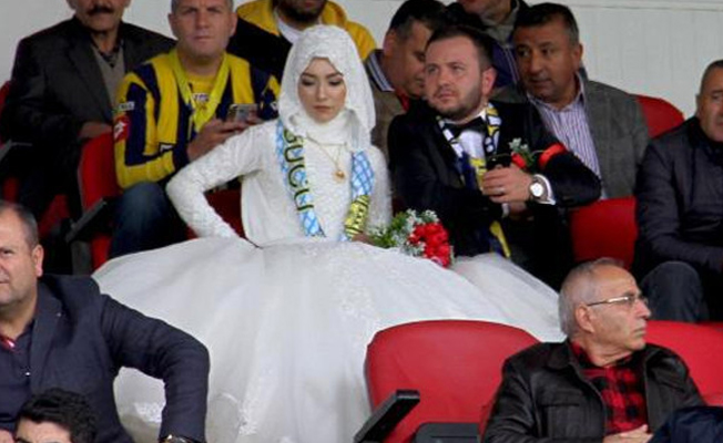 Fanatik damat düğün öncesi gelini maça getirdi