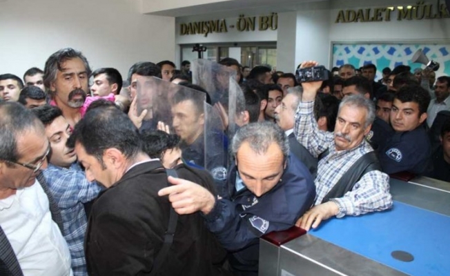 Aranmaya karşı çıkan avukatlar beraat etti