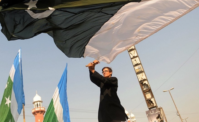 Pakistan'da 261 vekil hakkında kritik karar!