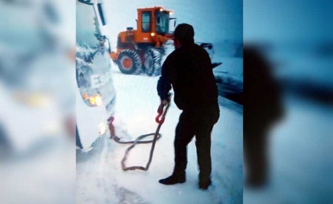Erzurum'da kar ve tipi nedeniyle araçlar mahsur kaldı