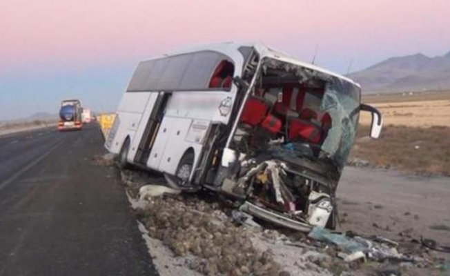 Yolcu otobüsü kamyona çarptı: 1 ölü, 20 yaralı