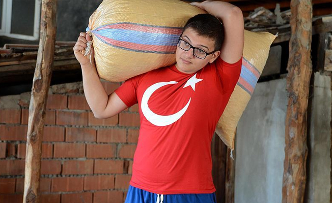 Fındık çuvallarından haltere altın madalya sevinci