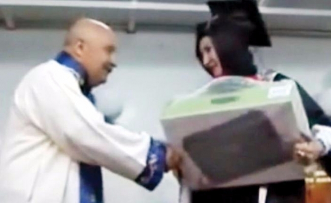 ‘Kadınla tokalaşmak ateş tutmaktan korkunç’ demişti: Fotoğraf Rektör’ü ele verdi