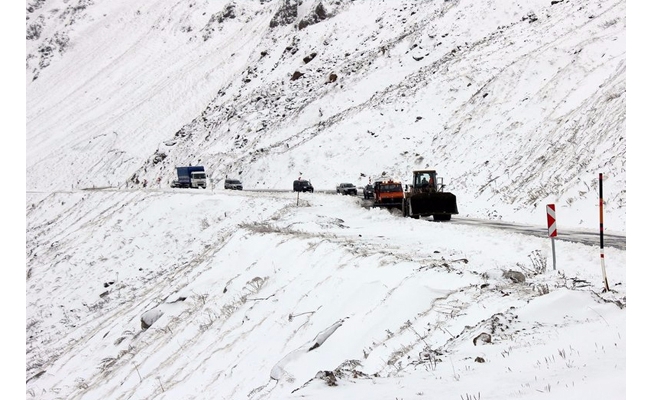 Kar yağışının başlamasıyla Ovit Dağı ulaşıma kapandı, mahsur kalan 6 kişi kurtarıldı