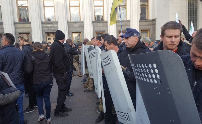 Ukrayna parlamentosu önünde arbede