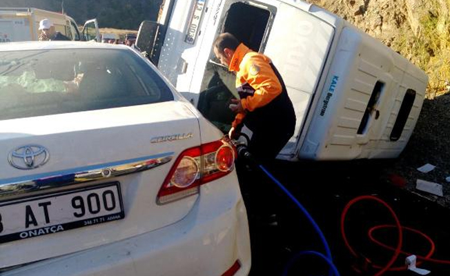 Öğrenci servisi ile otomobil çarpıştı: Ölü ve yaralılar var