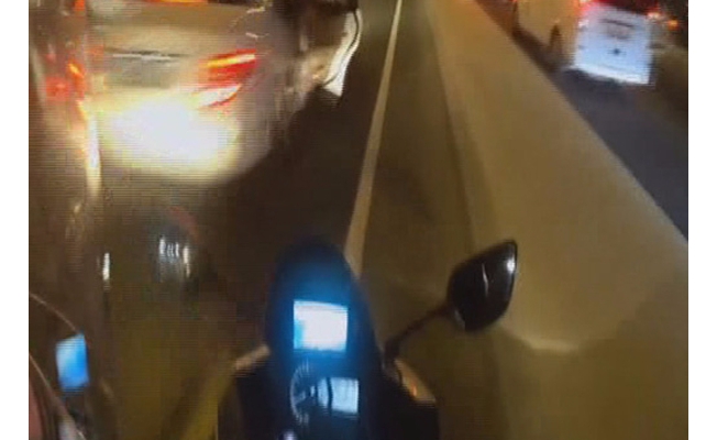 Duran trafikte motosikletliye kapı çarptı