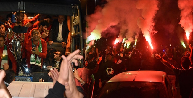 Şampiyonlara statta coşkulu karşılama