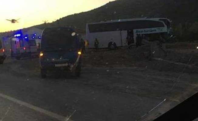 Tur otobüsü ile TIR çarpıştı; 1 ölü, çok sayıda yaralı var