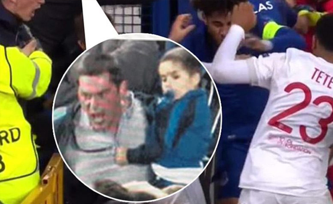 Everton taraftarı, kucağında çocuğuyla Lyon kalecisi Lopes’e vurdu