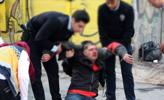 Beyoğlu'nda motorsiklet sürücüsü dehşet saçtı: Ayırmak için gelenleri...