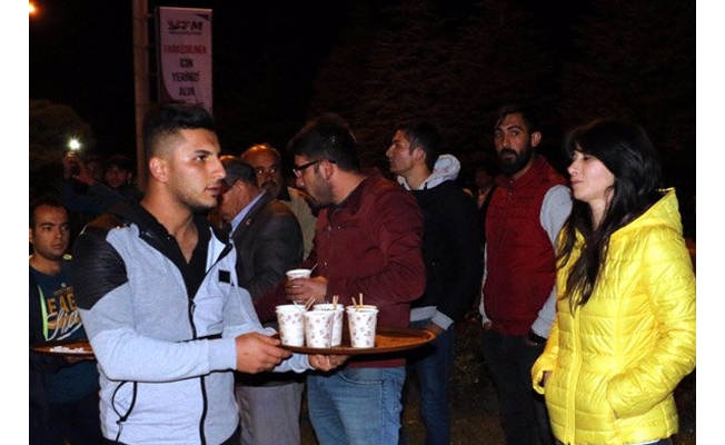 Yangını izleyenlere çay servisi yaptı