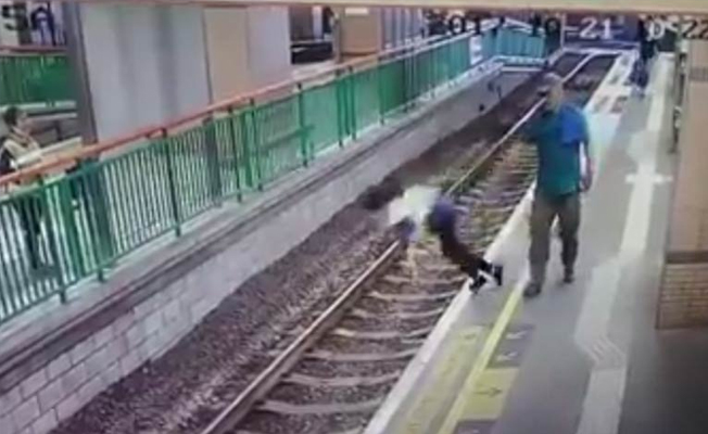 Tren bekleyen yaşlı kadını raylara itti!